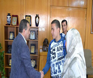   مصر اليوم - محافظ الإسماعيلية يكرم طالبًا لاختراعه مولدًا كهربائيًا حديثًا